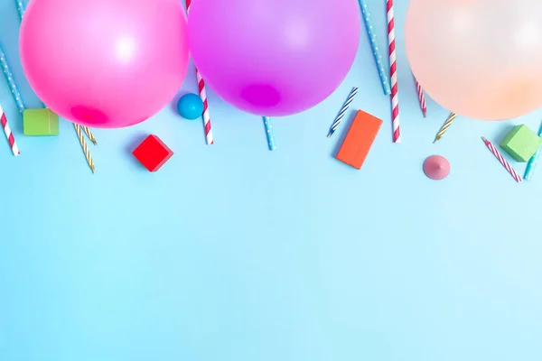 Coloridos diseños de fiesta de cumpleaños Ideas brillantes de planificación de celebraciones Nuevas decoraciones llamativas Globo Confetti Velas Celebra las necesidades de la fiesta de diseño del festival — Foto de Stock