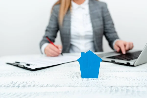 A Lady Holding Home In Business Outfit Presenting Possible Calculations For Owning Real Estate. Signing New Contract Orinsurance Ormortage Concept Shown By The Young Businesswoman. — 스톡 사진