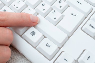 Business Lady Pointer Tuş Tuşlarına, El Dokunma Konsolu Düğmelerine, Nazik Adam Parmak Gösterme Tıklaması Buraya, Mesajlaşma Güncellemesini Başlat