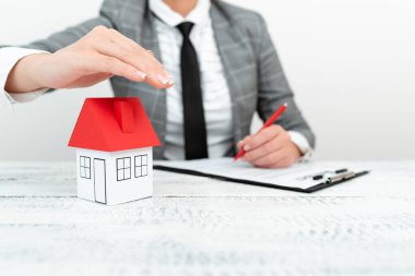 Yeni Ev Kurulumları, Yeni Ev İçin Muhtemel Morg Ödemeleri Yapan İş Kadını Konut Sigortası Anlaşmalarını Sunuyor.