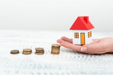 Yeni Ev İçin Yeni Ev Tasarruf Anlaşmaları Sunan Bayan, İş Kadını Yeni Ev İçin Olası Yatırım Önerileri, Cenaze Tesisleri Satış Sergisi