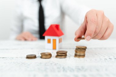 Yeni Ev İçin Yeni Ev Tasarruf Anlaşmaları Sunan Bayan, İş Kadını Yeni Ev İçin Olası Yatırım Önerileri, Cenaze Tesisleri Satış Sergisi