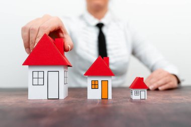 Evinizi Bayan Kıyafetli, İş Kadını Ev Değişikliği Planları, Daire Planı Boyutları Karşılaştırması, Birçok Kontrat Seçimi Sundu