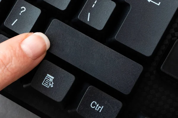 Señorita de negocios puntero presionando teclas Keybord, Botones de consola que tocan la mano, Gentle Man Finger Showing Haga clic aquí, Comenzar Messeging actualización — Foto de Stock