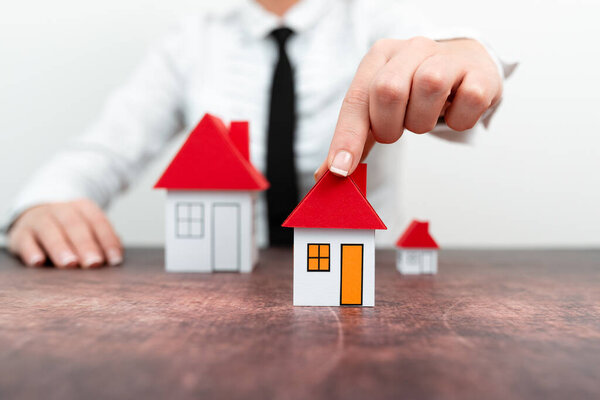 Обновление вашего дома представлены леди в наряде, бизнес-женщина представляет планы по изменению дома, дифференциальный план квартиры размеры сравнения, множественный выбор контрактов