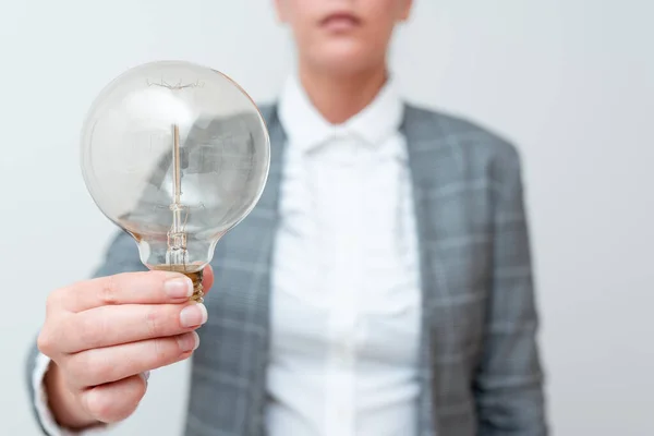 Lady Holding Lamp с формальным обмундированием, представляющая новые идеи для проекта, бизнес-женщина с лампочкой, демонстрирующая новые технологии, лампочка, представляющая еще один openion — стоковое фото