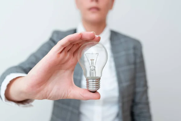 Lady Holding lampada con abito formale che presenta nuove idee per il progetto, donna d'affari che mostra lampadina con una mano che espone nuove tecnologie, lampadina che presenta un'altra Openion — Foto Stock