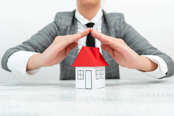 New Home Insurance Deals In Outfit, Business Woman Mearing Possible Mortegage Oppurtiunities for New House, Installments Caculted For recent Apartment Coverage — 스톡 사진