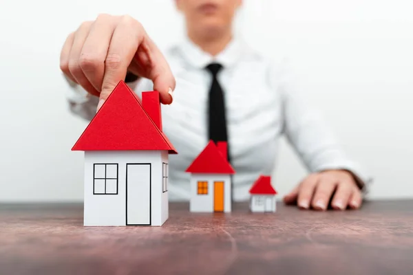 Améliorez votre maison représentée par Lady In Outfit, Femme d'affaires présentant des plans pour le changement de maison, Comparaison des tailles de plan d'appartement diffrent, Sélection multiple de contrats — Photo