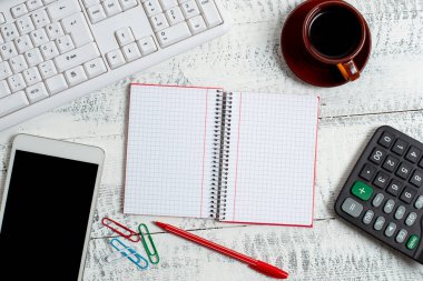 Boş Renkli Kağıt Yapıştırması 'nın İğnelenmiş Varyasyonu İçerik İçin Kullanılan Model Notaları. Kağıt Defteri Aksesuarları ve Okul Malzemeleri Cep Telefonu Farklı Düz Arkaplanlarda Ayarlandı