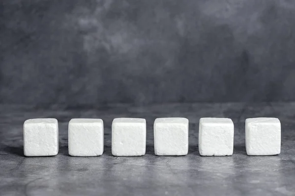 Cajas rectangulares de cubo de muestra pulidas con múltiples colores que simbolizan el desarrollo del crecimiento de la estabilidad alineado en la superficie con diferentes perspectivas limitadas por accesorios de suministros electrónicos —  Fotos de Stock