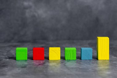 Yüzeyde E-Tedarik Aksesuarlarıyla Sınırlandırılmış Farklı Bakış Alanına Bağlı Değişik Renkli Büyümeyi Sembolize Eden Örnek Küp Kutuları