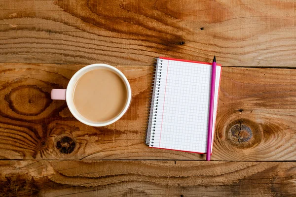 Boş Renkli Kağıt Yapıştırması 'nın İğnelenmiş Varyasyonu İçerik İçin Kullanılan Model Notaları. Kağıt Defteri Aksesuarları ve Okul Malzemeleri Cep Telefonu Farklı Düz Arkaplanlarda Ayarlandı