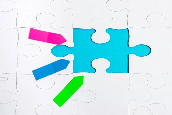 Décryptages White Jigsaw Pattern Puzzle Pieces à connecter avec la dernière pièce manquante positionnée sur un fond plat avec différentes textures et fournitures en papier Accessoires — Photo