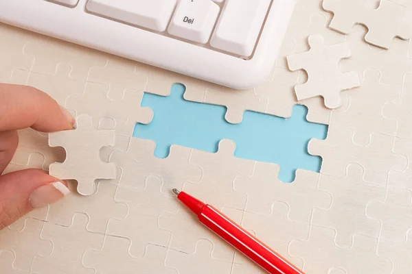 Close-Up White Jigsaw Pattern Puzzle Piezas que se conectarán con faltante última pieza colocada en un fondo plano con diferentes accesorios de textura y papel — Foto de Stock