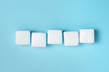 Yüzeyde E-Tedarik Aksesuarlarıyla Sınırlandırılmış Farklı Bakış Alanına Bağlı Değişik Renkli Büyümeyi Sembolize Eden Örnek Küp Kutuları