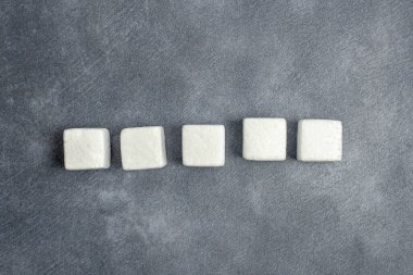 Yüzeyde E-Tedarik Aksesuarlarıyla Sınırlandırılmış Farklı Bakış Alanına Bağlı Değişik Renkli Büyümeyi Sembolize Eden Örnek Küp Kutuları