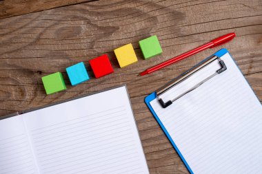 Yüzeyde E-Tedarik Aksesuarlarıyla Sınırlandırılmış Farklı Bakış Alanına Bağlı Değişik Renkli Büyümeyi Sembolize Eden Örnek Küp Kutuları