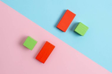 İki Nesne Karşılaştırması Kalemleri Engelliyor Dışarıya Bakan Kalem Etiketleri Düz Bir Bakış Alanında Ayrı Renkli Bir Arkaplan Çekimi Düzenleme Yansıması Yapıyor