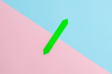 İki Nesne Karşılaştırması Kalemleri Engelliyor Dışarıya Bakan Kalem Etiketleri Düz Bir Bakış Alanında Ayrı Renkli Bir Arkaplan Çekimi Düzenleme Yansıması Yapıyor