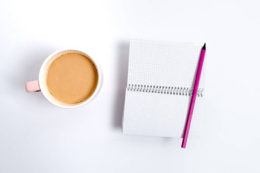 Boş Renkli Kağıt Yapıştırması 'nın İğnelenmiş Varyasyonu İçerik İçin Kullanılan Model Notaları. Kağıt Defteri Aksesuarları ve Okul Malzemeleri Cep Telefonu Farklı Düz Arkaplanlarda Ayarlandı