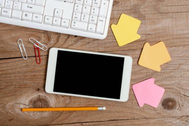 Boş Renkli Kağıt Yapıştırması 'nın İğnelenmiş Varyasyonu İçerik İçin Kullanılan Model Notaları. Kağıt Defteri Aksesuarları ve Okul Malzemeleri Cep Telefonu Farklı Düz Arkaplanlarda Ayarlandı