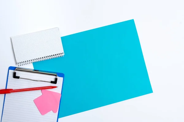 Καρφιτσωμένη ποικιλία κενών αυτοκόλλητων σημειώσεων χαρτιού χρώματος Mock Up Χρησιμοποιείται για το περιεχόμενο. Χαρτί Σημειωματάριο Αξεσουάρ και σχολικά είδη με κινητό τηλέφωνο τοποθετημένα σε διαφορετικά επίπεδα Lay Backgrounds — Φωτογραφία Αρχείου