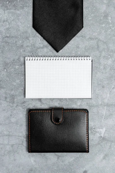 Presenteren van dagelijkse draagtas Essentials, Displaying Pocket Inhoud, Schrijven Belangrijke opmerkingen, Kleding Accessoires Bijlagen, Lederen Portemonnee ontwerpen, Handbagage Extra 's, — Stockfoto