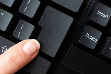 Yeni Günlük İçeriği Yazılıyor, Film Betikleri Yazılıyor, Bilgisayar Kodları Oluşturuluyor, Önemli Ayrıntılar Listeleniyor, Bilgisayarlı Harfler, Geliştirici Programlama Uygulamaları