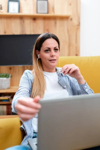 Titta på online lektioner, läsa Internet bloggar, lära sig nya saker, ge föreläsningar lektioner, virtuell klass möte, fjärrkontor arbete, datorpresentation idé — Stockfoto