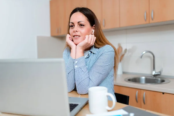 Office Meeting Online, School Video Conference, Werken op afstand ideeën, Lezingen geven, Computer Presentatie Idee, Schrijven Belangrijke opmerkingen, Internet zoeken Surfen — Stockfoto