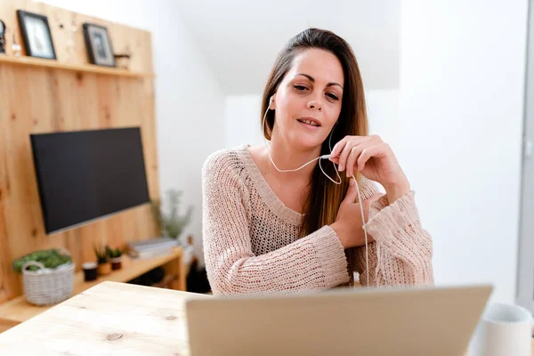 Internet Video Chat Concept, Abstracte Lange-afstandsrelatie, Virtuele Klasse Bijeenkomst, Kantoorwerk op afstand, Computerpresentatie, Lezingen geven — Stockfoto