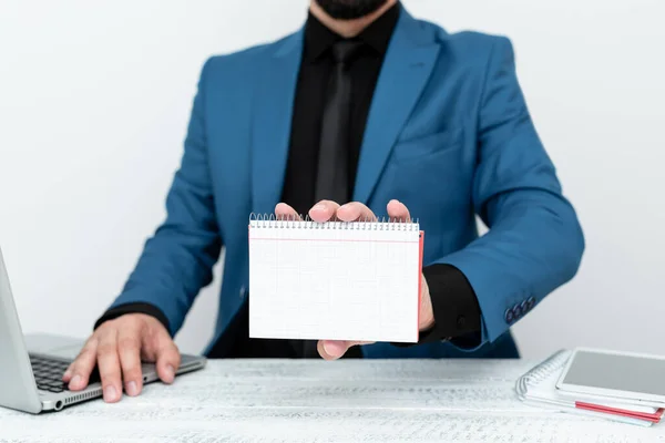 Advocaat die de gerechtelijke procedures verklaart, Makelaar die onroerend goed aanbiedt, Zakenman die nieuwe business ventures presenteert, Professor die lesgeeft en advies geeft — Stockfoto