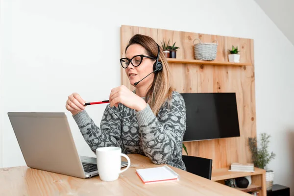 Het bijwonen van Online Meeting, Het creëren van nieuwe internet video, Het spelen van videospelletjes, Podcast Luisteren, Het leren van nieuwe dingen, Casual Web Surfen Surfen Surfen, Films bekijken — Stockfoto