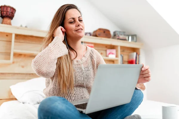 Navegación por Internet casual, Estudiantes que investigan sitios web en línea, Trabajo remoto de oficina, Presentación de computadoras, Dar lecciones, Aprender cosas nuevas, Buscando en la World Wide Web — Foto de Stock