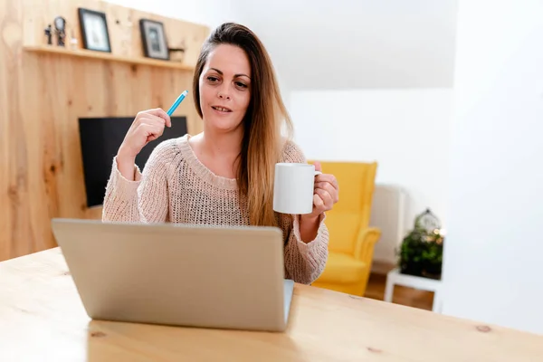 Koncept för internetvideochatt, Abstrakta relationer över långa avstånd, Virtual Class Meeting, Remote Office Work, Datorpresentation, Föreläsningar — Stockfoto