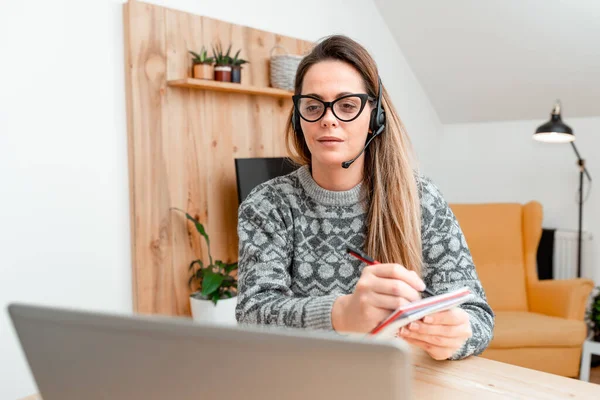 Abstraktní psaní nového obsahu blogu, čtení Online články Novinky, hraní videoher, Podcast poslech, učení se nové věci, příležitostné surfování na webu — Stock fotografie