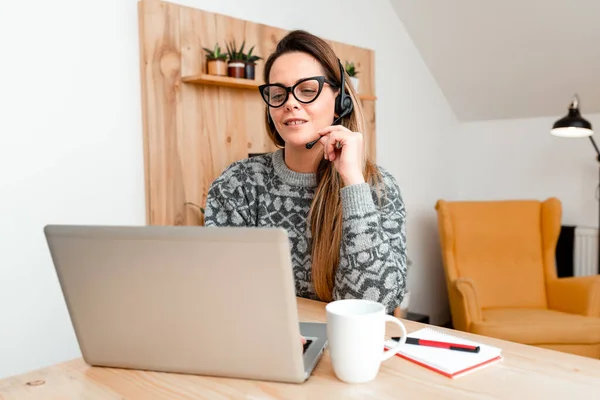 Het bijwonen van Online Meeting, Het creëren van nieuwe internet video, Het spelen van videospelletjes, Podcast Luisteren, Het leren van nieuwe dingen, Casual Web Surfen Surfen Surfen, Films bekijken — Stockfoto