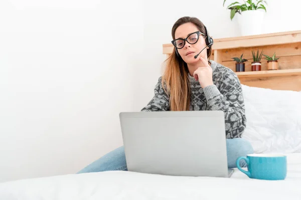 Schrijver het creëren van nieuwe roman, Professor het controleren van studentenopdrachten Online, Lezen Blog Content, Het bekijken van Internet Video 's, Podcast Luisteren, Het leren van nieuwe dingen — Stockfoto