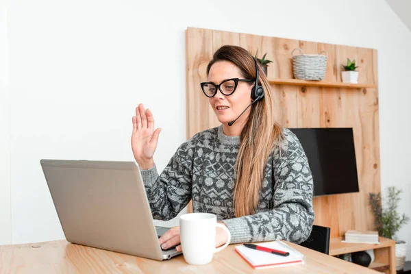 Het bijwonen van Online Meeting, Het creëren van nieuwe internet video, Het spelen van videospelletjes, Podcast Luisteren, Het leren van nieuwe dingen, Casual Web Surfen Surfen Surfen, Films bekijken — Stockfoto