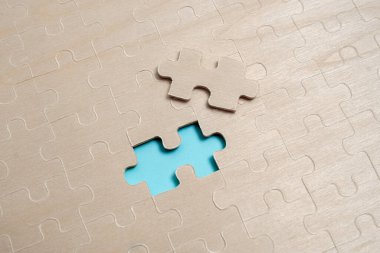 Yüzeyde E-Tedarik Aksesuarlarıyla Sınırlandırılmış Farklı Bakış Alanına Bağlı Değişik Renkli Büyümeyi Sembolize Eden Örnek Küp Kutuları