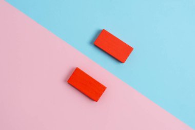 İki Nesne Karşılaştırması Kalemleri Engelliyor Dışarıya Bakan Kalem Etiketleri Düz Bir Bakış Alanında Ayrı Renkli Bir Arkaplan Çekimi Düzenleme Yansıması Yapıyor