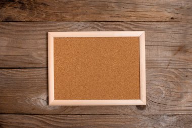 Yüzeyde E-Tedarik Aksesuarlarıyla Sınırlandırılmış Farklı Bakış Alanına Bağlı Değişik Renkli Büyümeyi Sembolize Eden Örnek Küp Kutuları