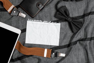 Smartphone Voice Video Görüşmeleri, Cep Telefonu İçeriğini Gösterme, Önemli Notlar Yazma, Günlük Taşıma Özelliklerini Sunma, Satma Fiyatları Hesaplama, Deri Cüzdan Tasarımları