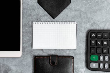 Smartphone Voice Video Görüşmeleri, Cep Telefonu İçeriğini Gösterme, Önemli Notlar Yazma, Günlük Taşıma Özelliklerini Sunma, Satma Fiyatları Hesaplama, Deri Cüzdan Tasarımları