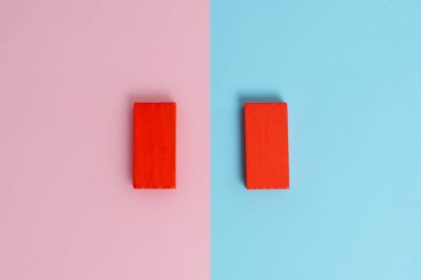 İki Nesne Karşılaştırması Kalemleri Engelliyor Dışarıya Bakan Kalem Etiketleri Düz Bir Bakış Alanında Ayrı Renkli Bir Arkaplan Çekimi Düzenleme Yansıması Yapıyor