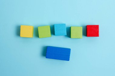 Yüzeyde E-Tedarik Aksesuarlarıyla Sınırlandırılmış Farklı Bakış Alanına Bağlı Değişik Renkli Büyümeyi Sembolize Eden Örnek Küp Kutuları