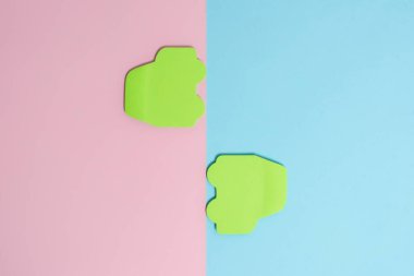 İki Nesne Karşılaştırması Kalemleri Engelliyor Dışarıya Bakan Kalem Etiketleri Düz Bir Bakış Alanında Ayrı Renkli Bir Arkaplan Çekimi Düzenleme Yansıması Yapıyor