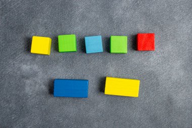 Yüzeyde E-Tedarik Aksesuarlarıyla Sınırlandırılmış Farklı Bakış Alanına Bağlı Değişik Renkli Büyümeyi Sembolize Eden Örnek Küp Kutuları