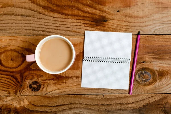 Boş Renkli Kağıt Yapıştırması 'nın İğnelenmiş Varyasyonu İçerik İçin Kullanılan Model Notaları. Kağıt Defteri Aksesuarları ve Okul Malzemeleri Cep Telefonu Farklı Düz Arkaplanlarda Ayarlandı